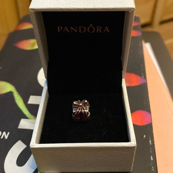 Pandora Christmas box charm - Picture 1 of 2